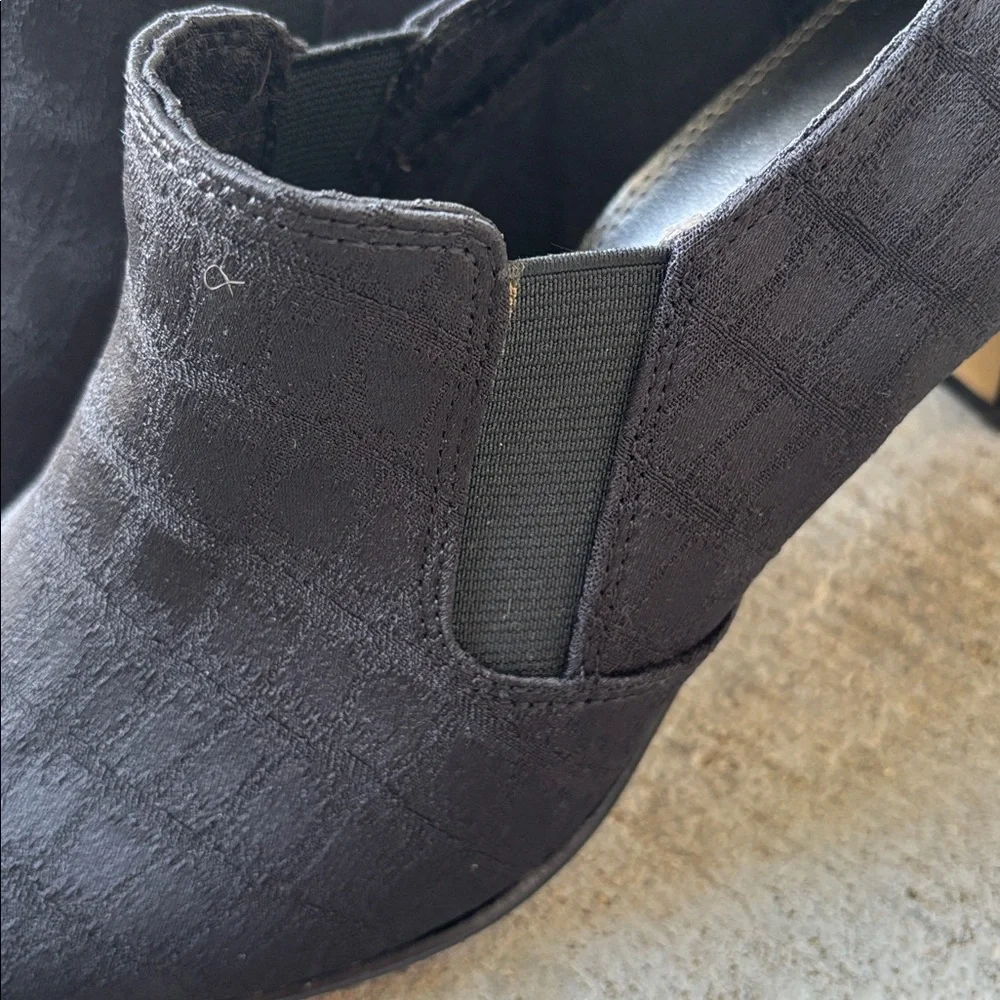 Liz Claiborne Black Patterned Booties